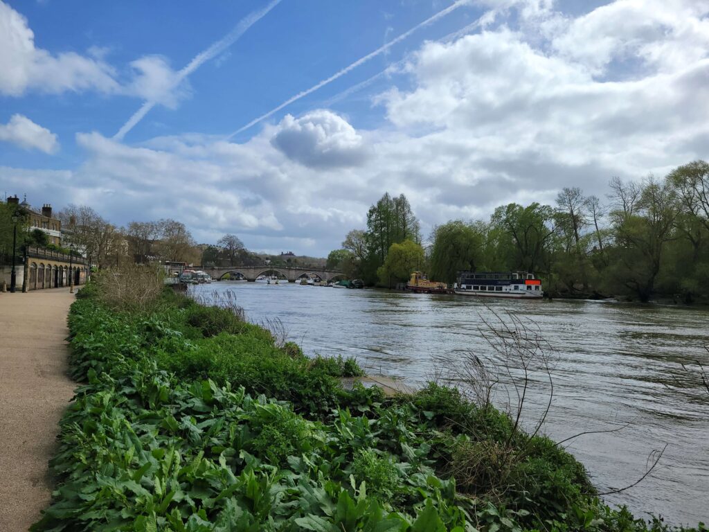 Is London worth visiting as a tourist? Thames River