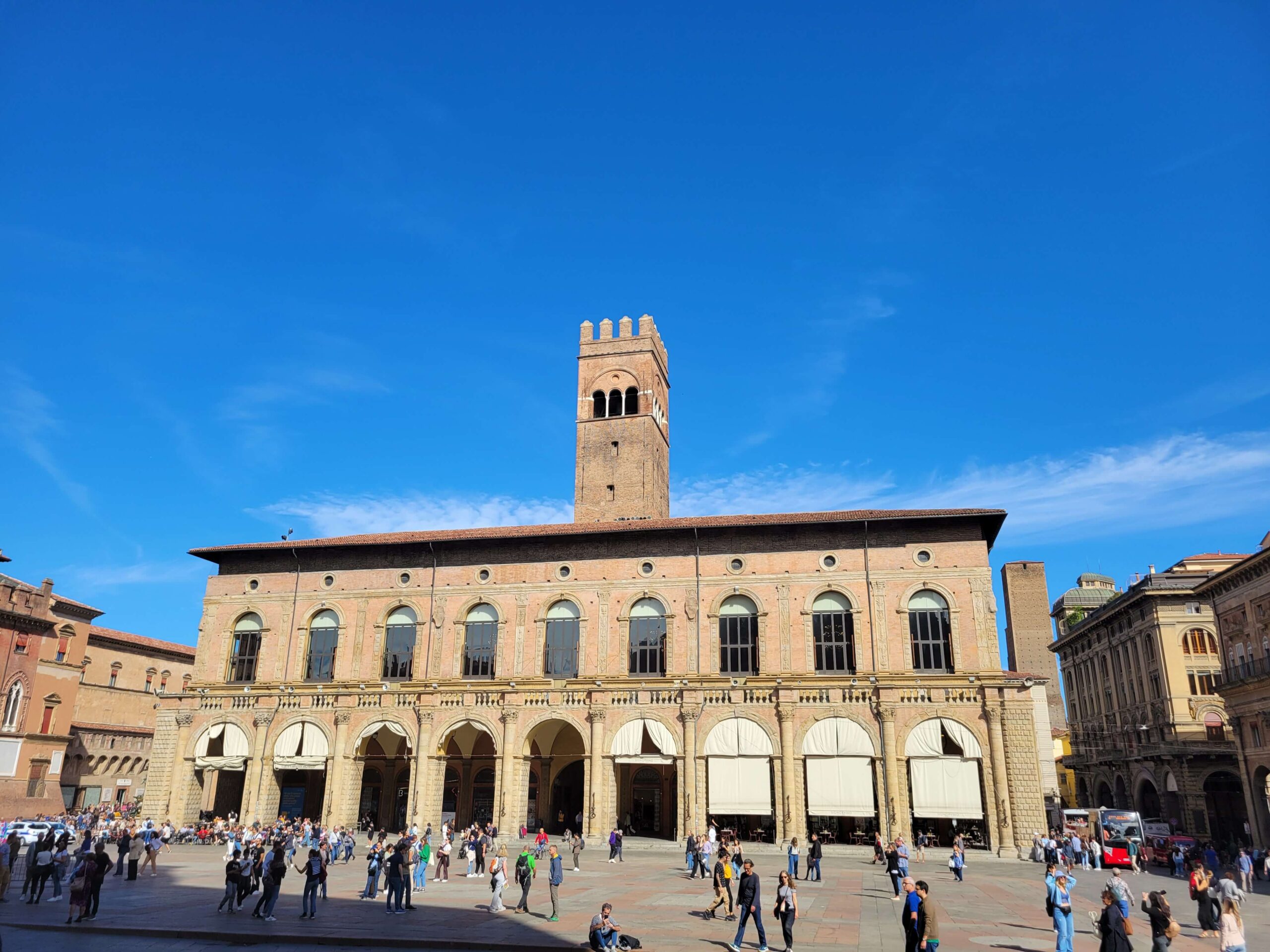 Best things to do in Bologna: Visit Piazza Maggiore 