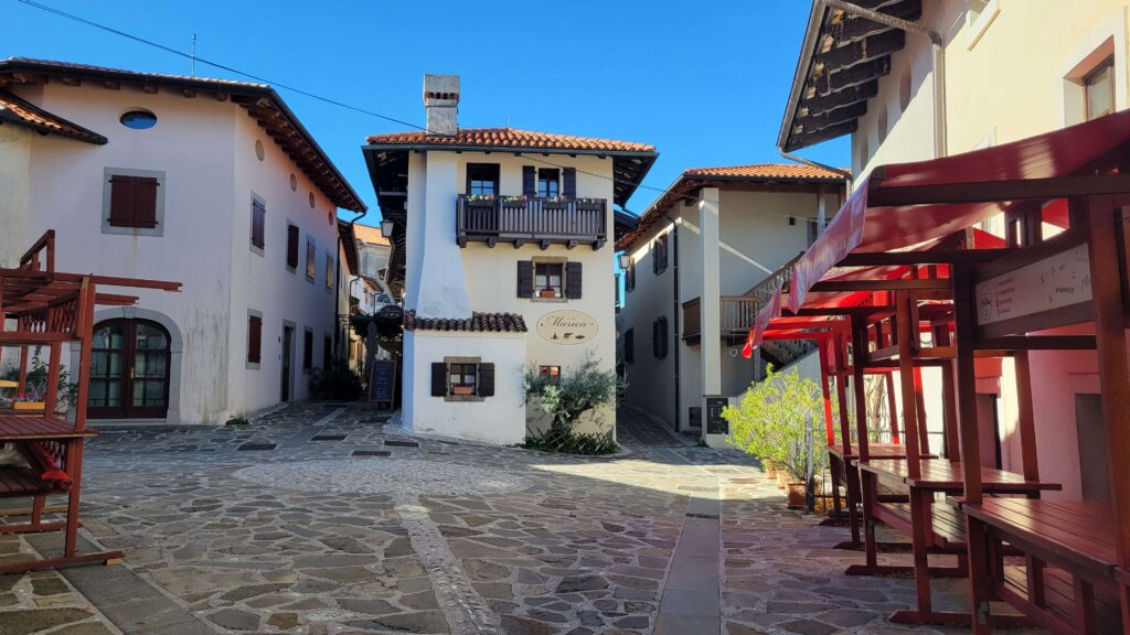 Wander along the streets of Smartno
